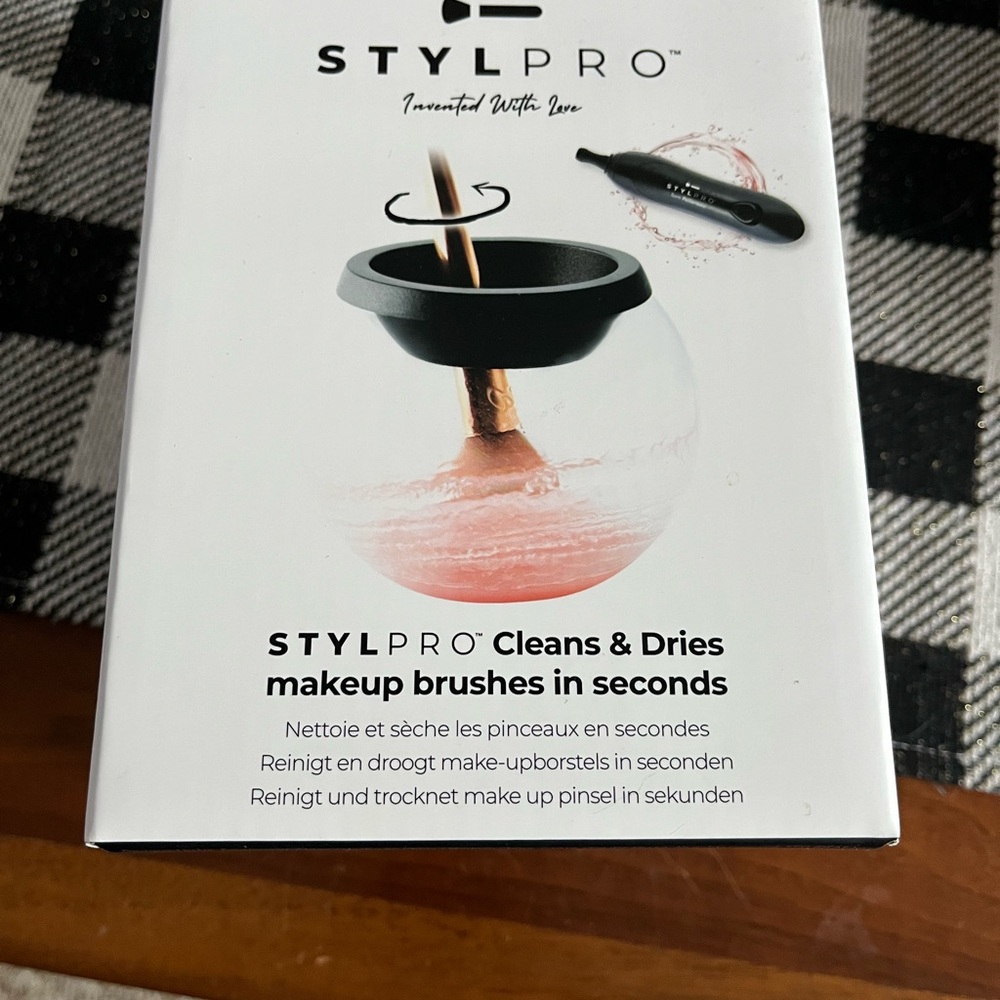 Makeup Brush Cleaner and Dryer - Black. Stylpro makeup brush cleaner set